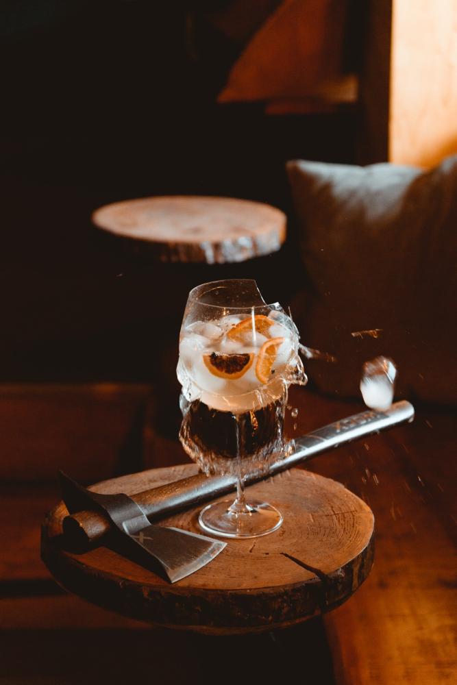 Cocktail und Wurfaxt bei WoodCutter