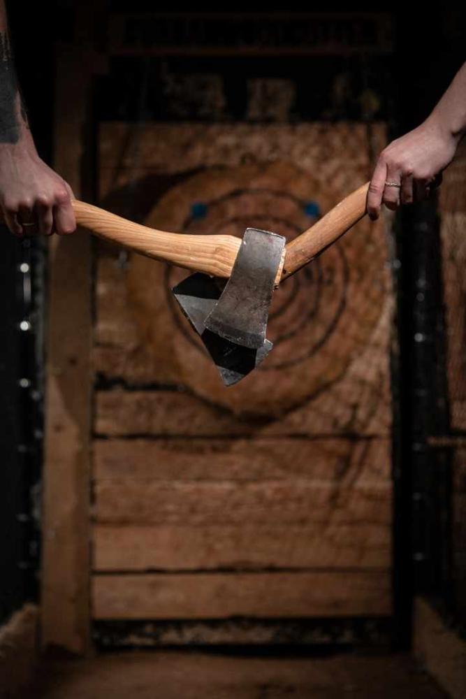 Zwei Personen mit Wurfäxten bei WoodCutter