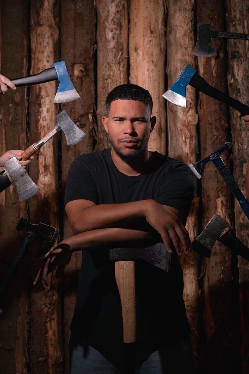 Handstand Trickshot beim Axtwerfen bei WoodCutter